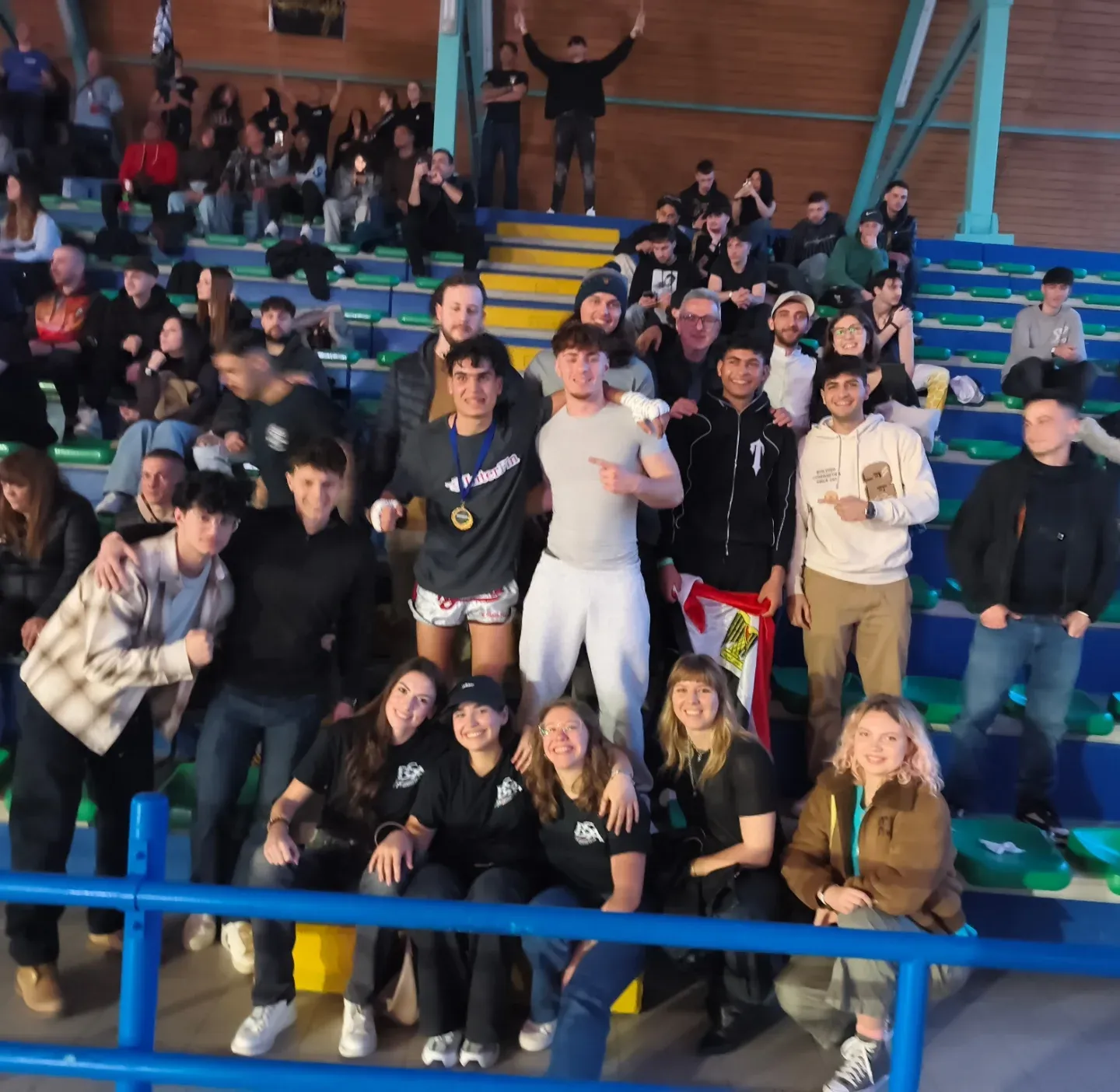 Il tifo sugli spalti durante una riunione